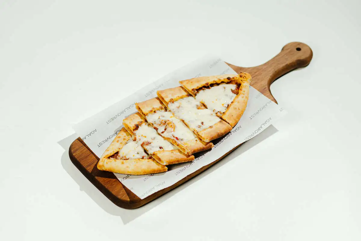 Пиде с фаршем и сыром