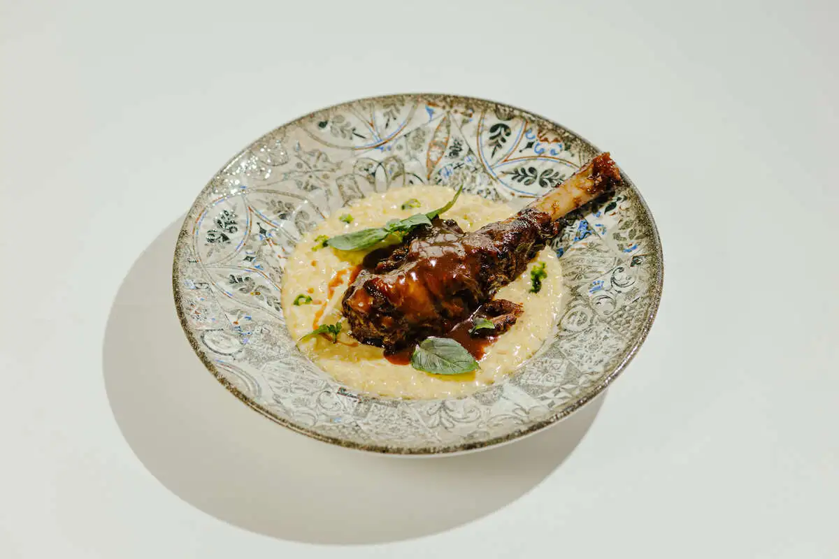 Голень ягнёнка с овощным ризотто