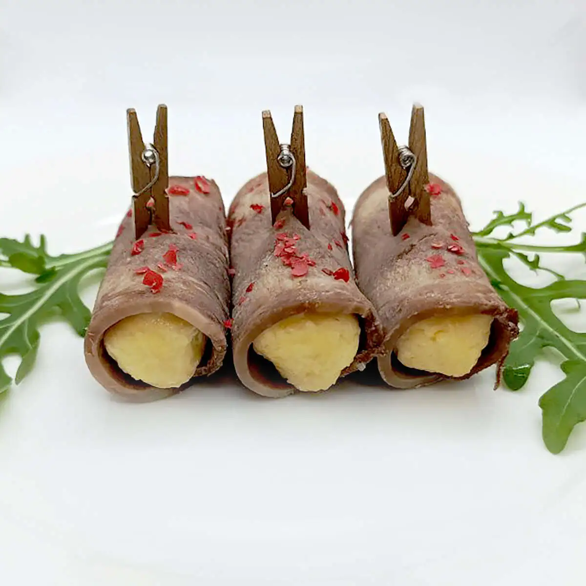 Рулетики из телячьего языка с сырным муссом и зеленью