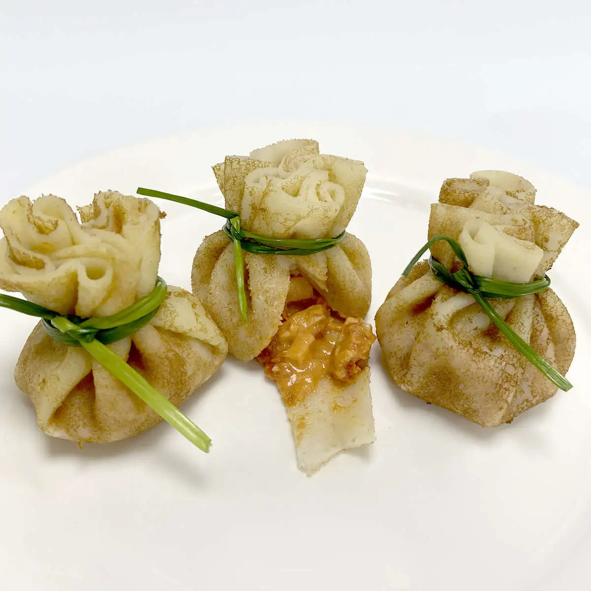 Регаллини с копченым цыпленком и томатами