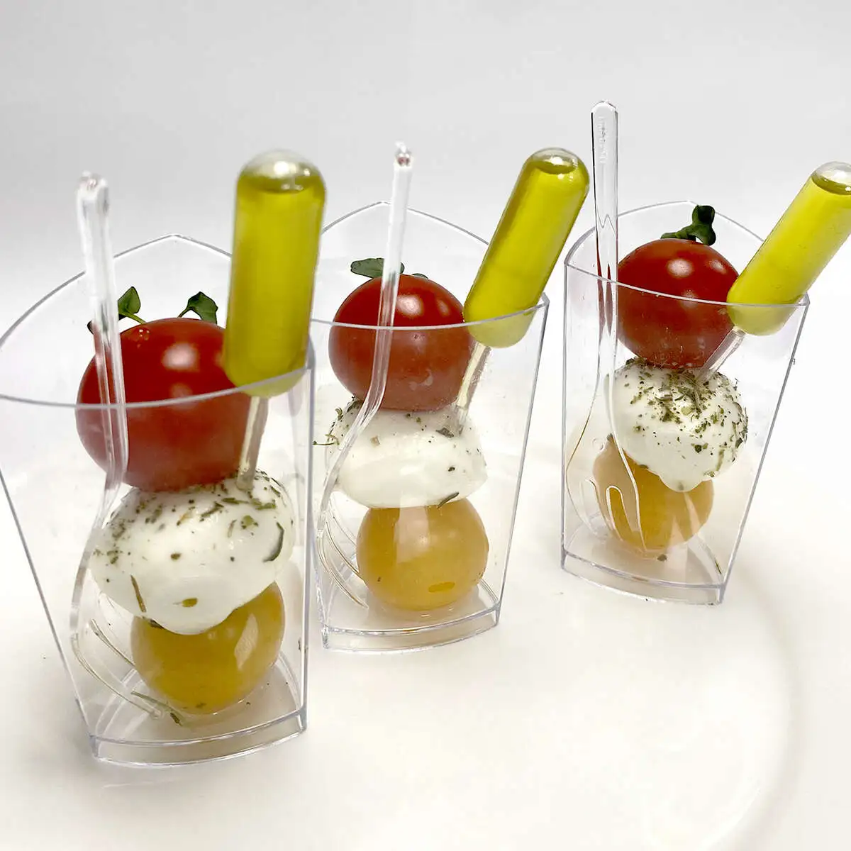 Мини-Капрезе (томаты Черри с сыром Моцарелла и соусом Песто)