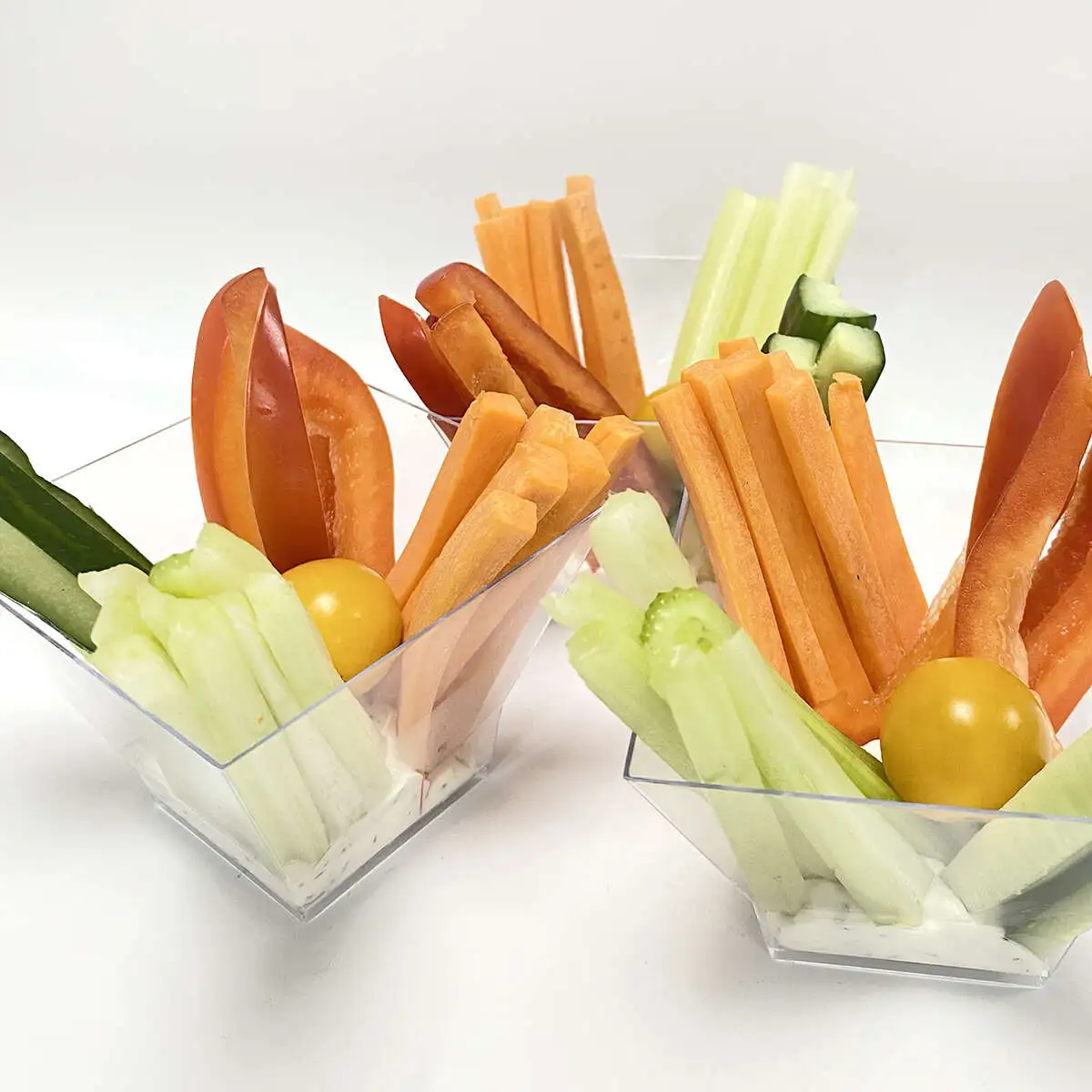 Стик-салат из свежих овощей со сливочным соусом