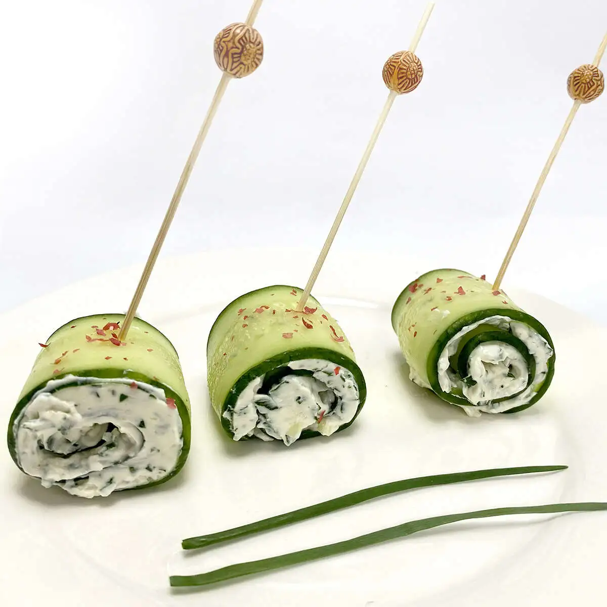 Роллы из свежего огурца со сливочным сыром и зеленью