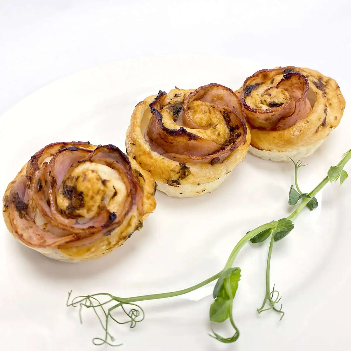 Флан из слоеного теста с ветчиной и томатным соусом