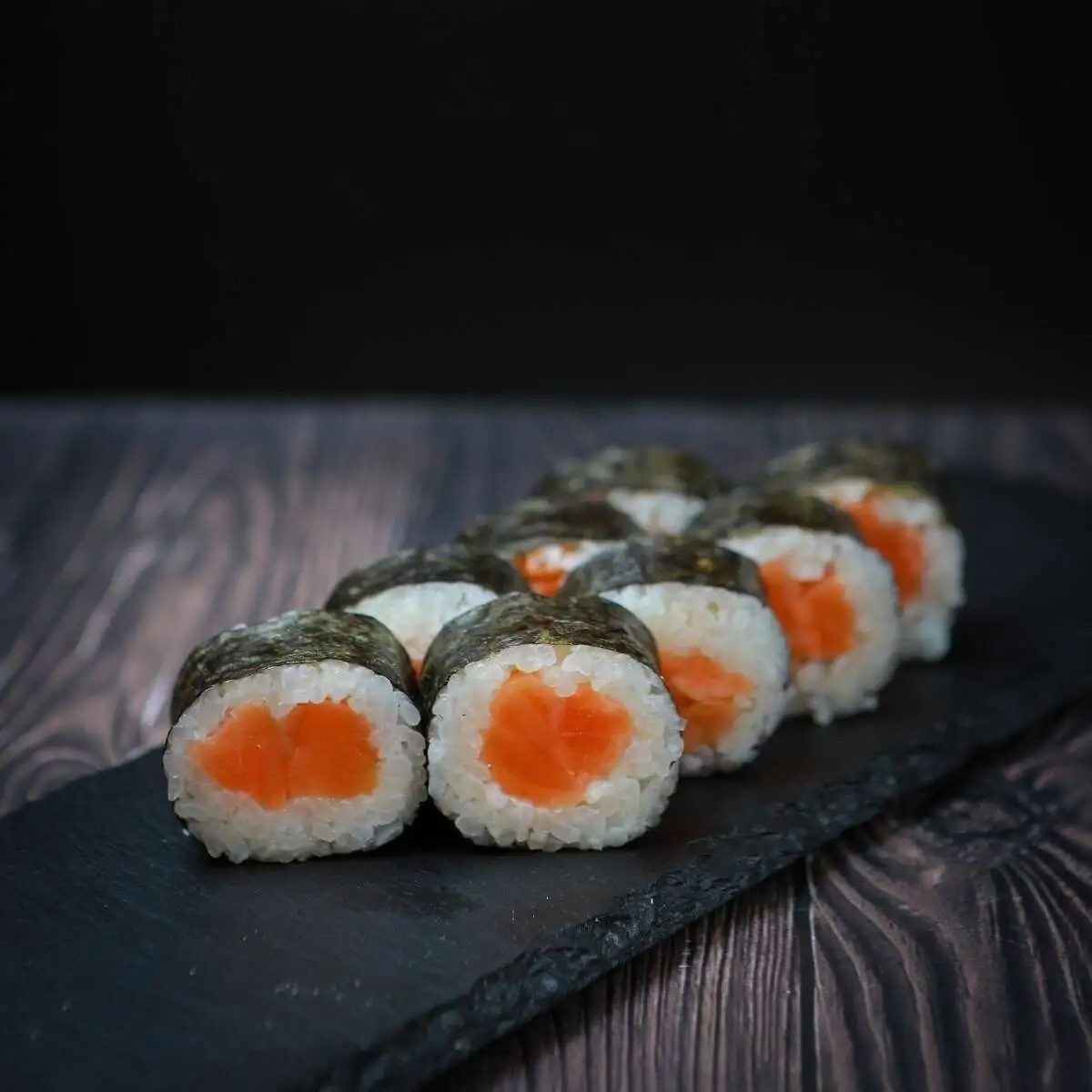 Маки ролл с лососем