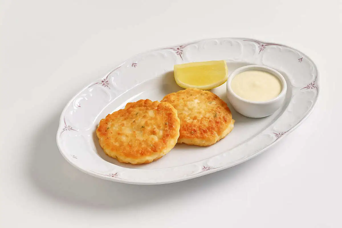 Оладьи из морепродуктов в сливочном соусе