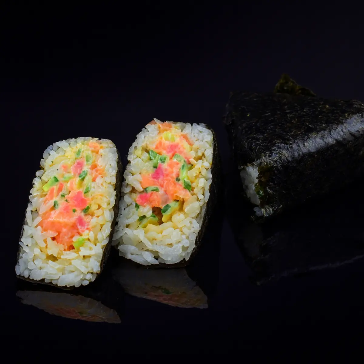 Онигири с лососем и тунцом