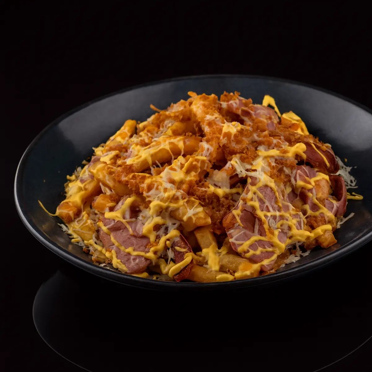 Фри с колбасками и беконом