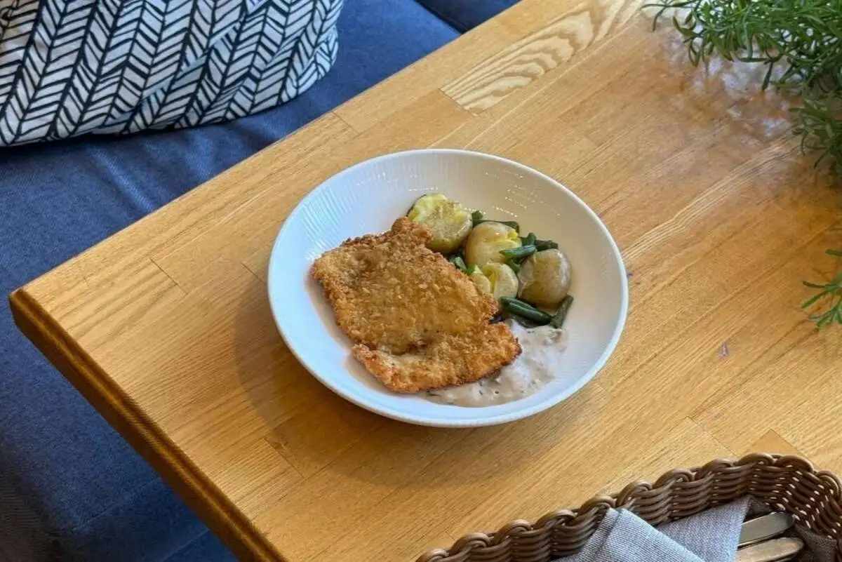 Куриный шницель с мятым картофелем