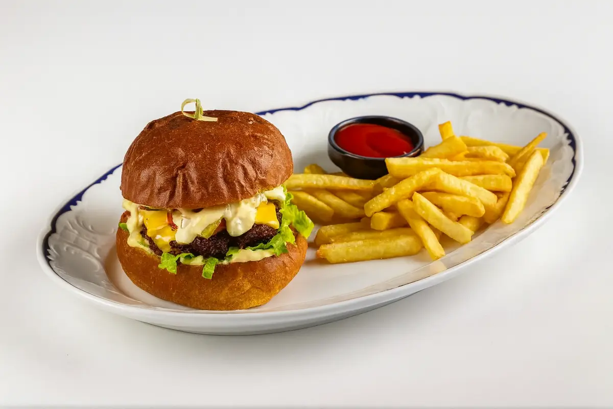 Чизбургер Grande Osteria с картофелем фри
