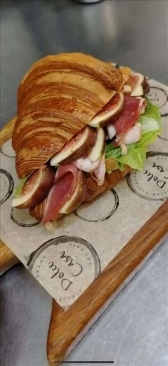 Круассан с уткой и инжиром