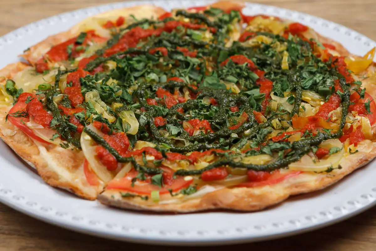 Хрустящая лепешка с солеными томатами с листовым сыром или без  сыра