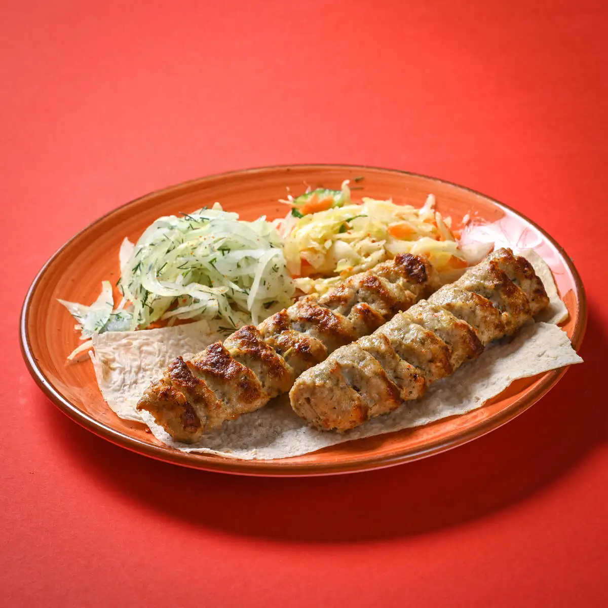 Д.Люля-кебаб из курицы с лавашом с маринованным луком и овощныи салатом