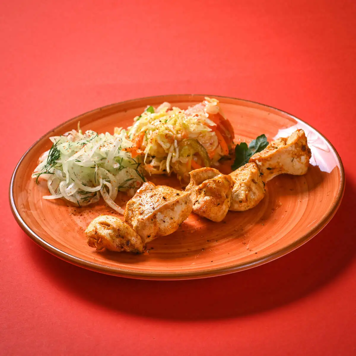 Д.Шашлык из куриной грудки с маринованным луком и овощным салатом