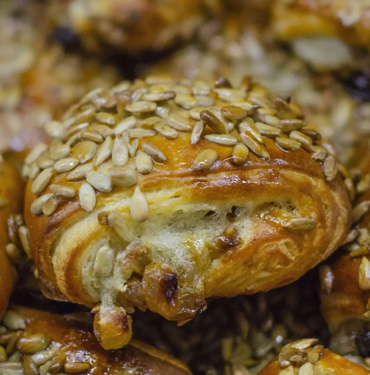 Булочка с семечками и изюмом