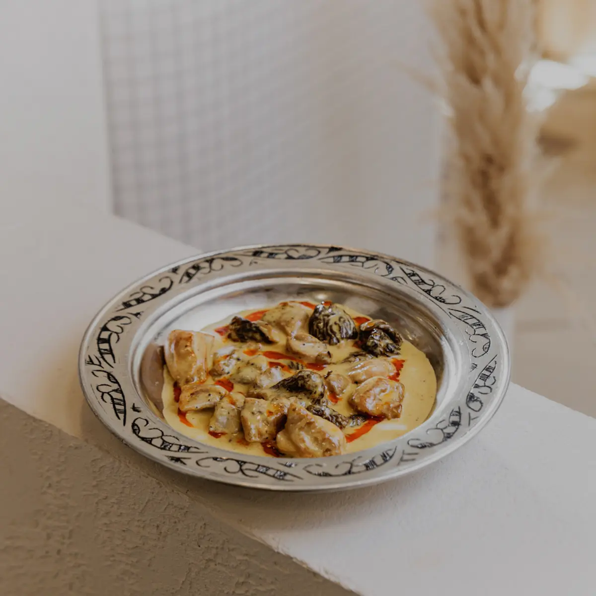 Цыпленок чкмерули с шампиньонами