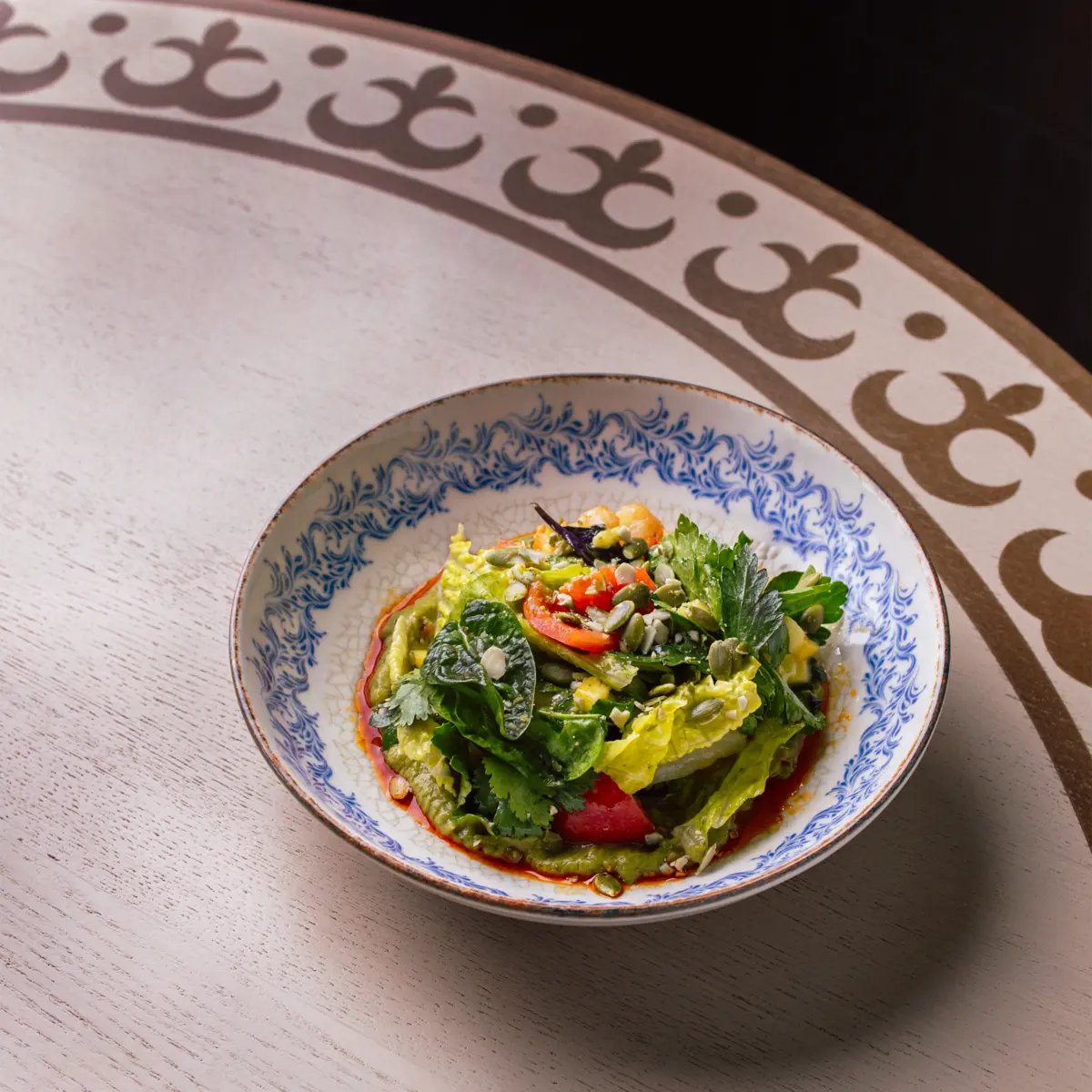 Летний салат с креветкой и гуакамоле