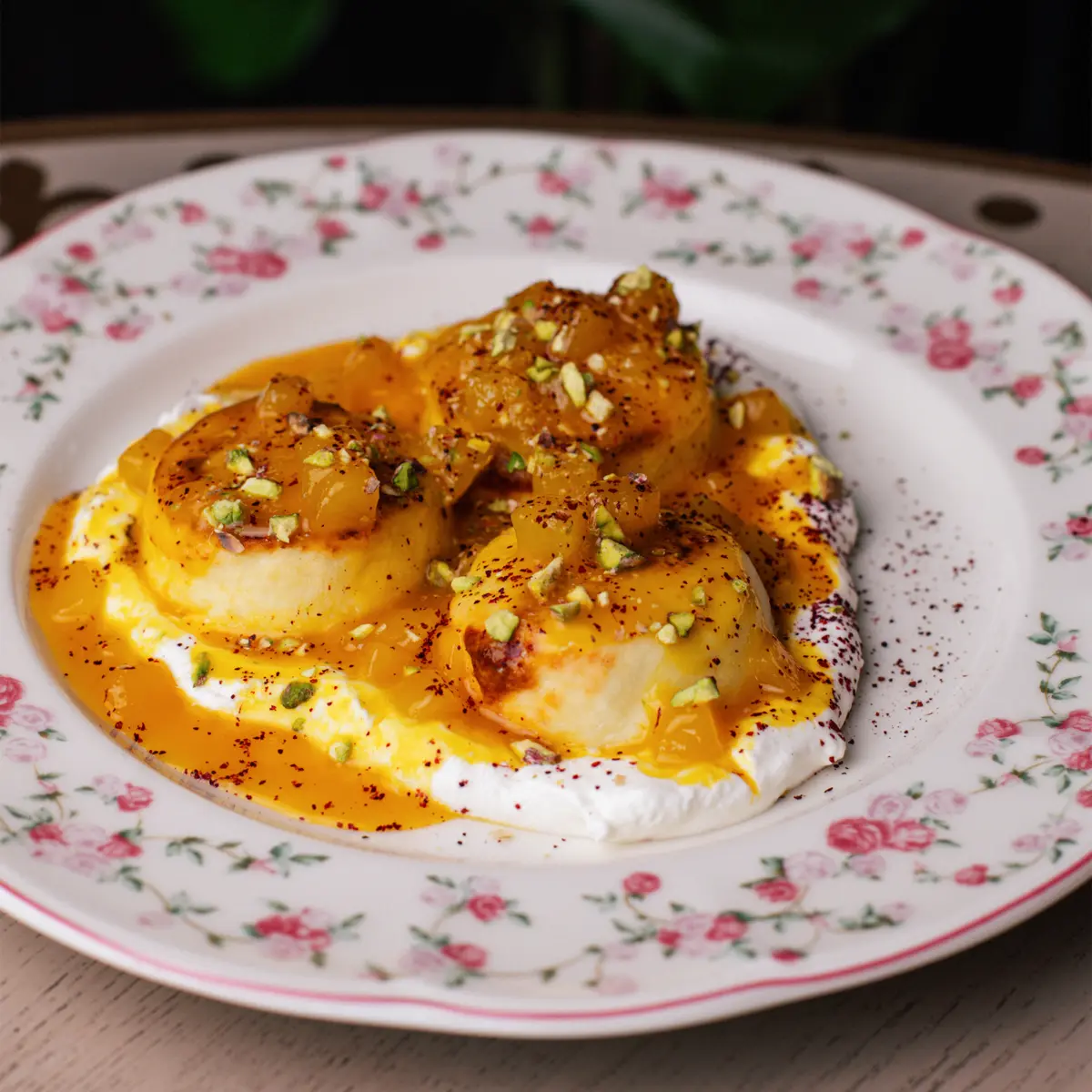 Сырники с кремом из спелого манго и дробленной фисташкой