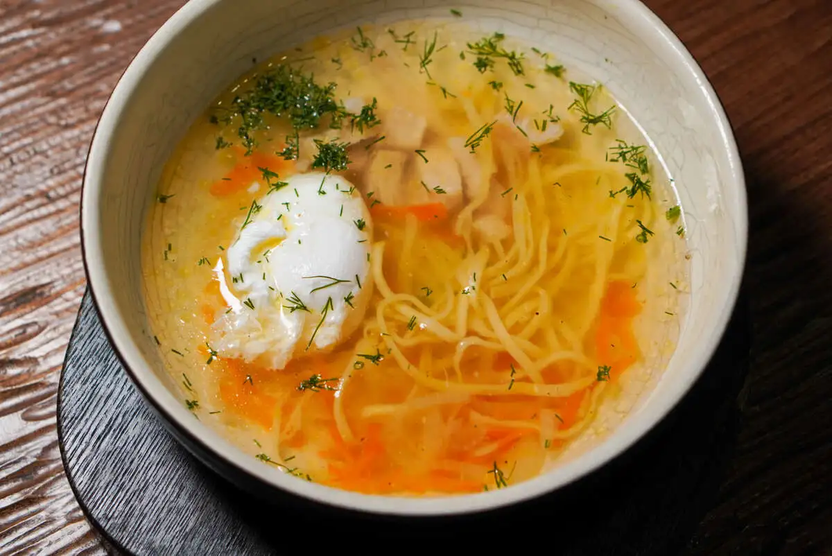 Куриный суп с фермерский цыпленком и яйцом пашот