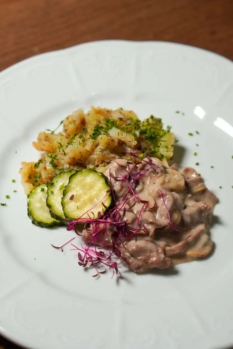 Бефстроганов с "давлянкой" и огурцами бурбон 