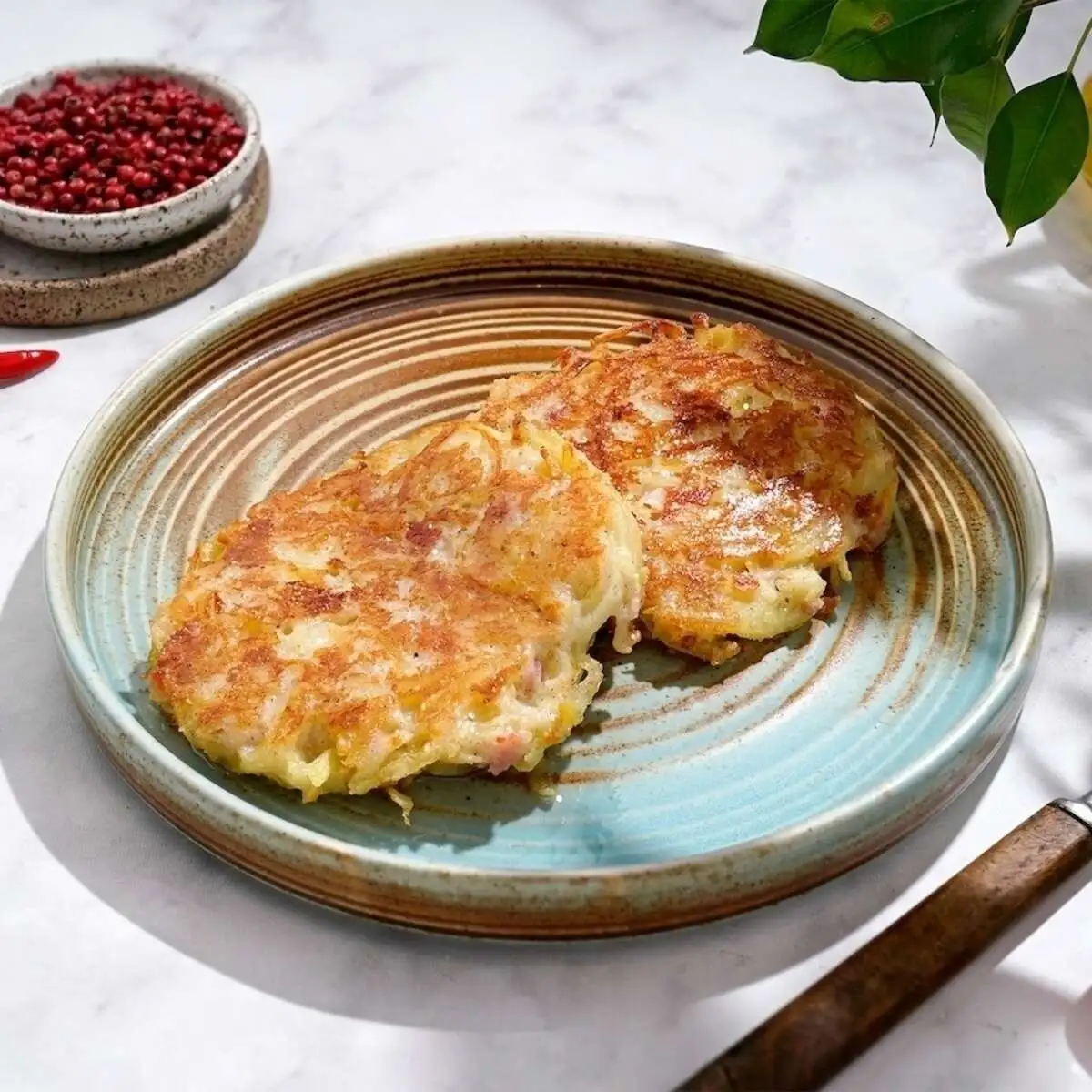 Драники с беконом и сметаной