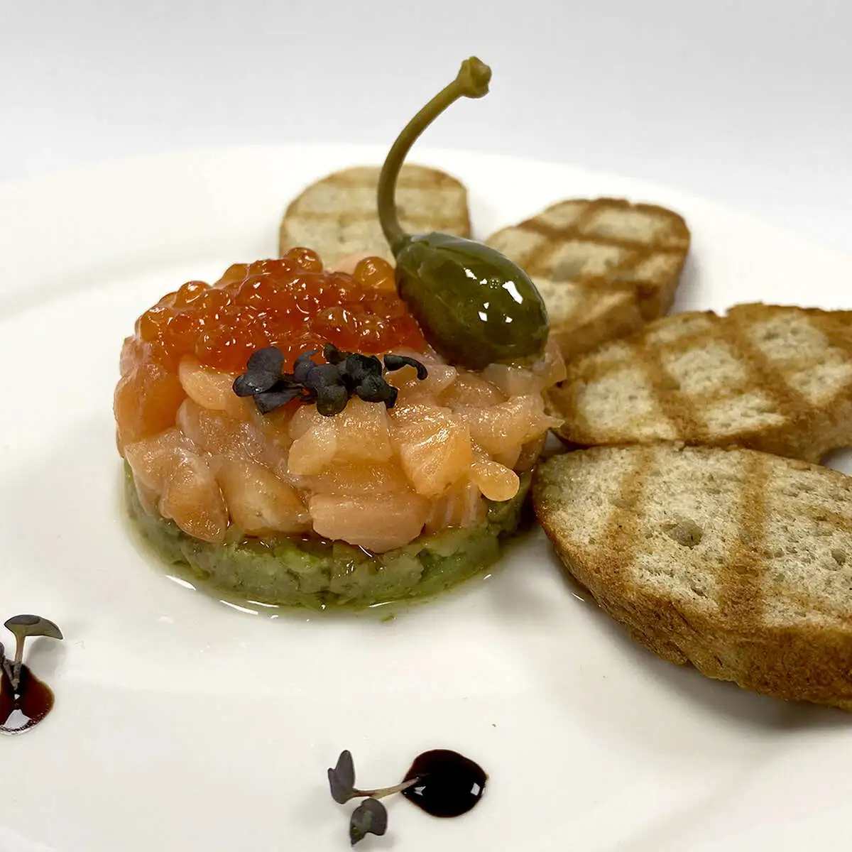 Тар-тар из лосося шеф-посола с авокадо