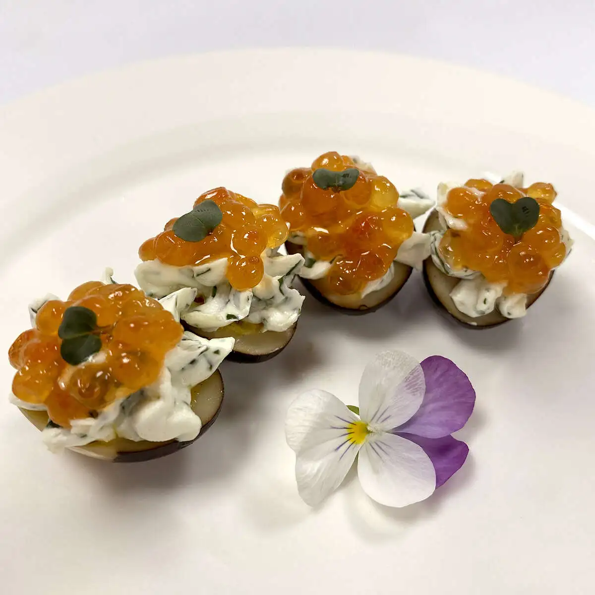 Яйцо перепелиное с красной икрой