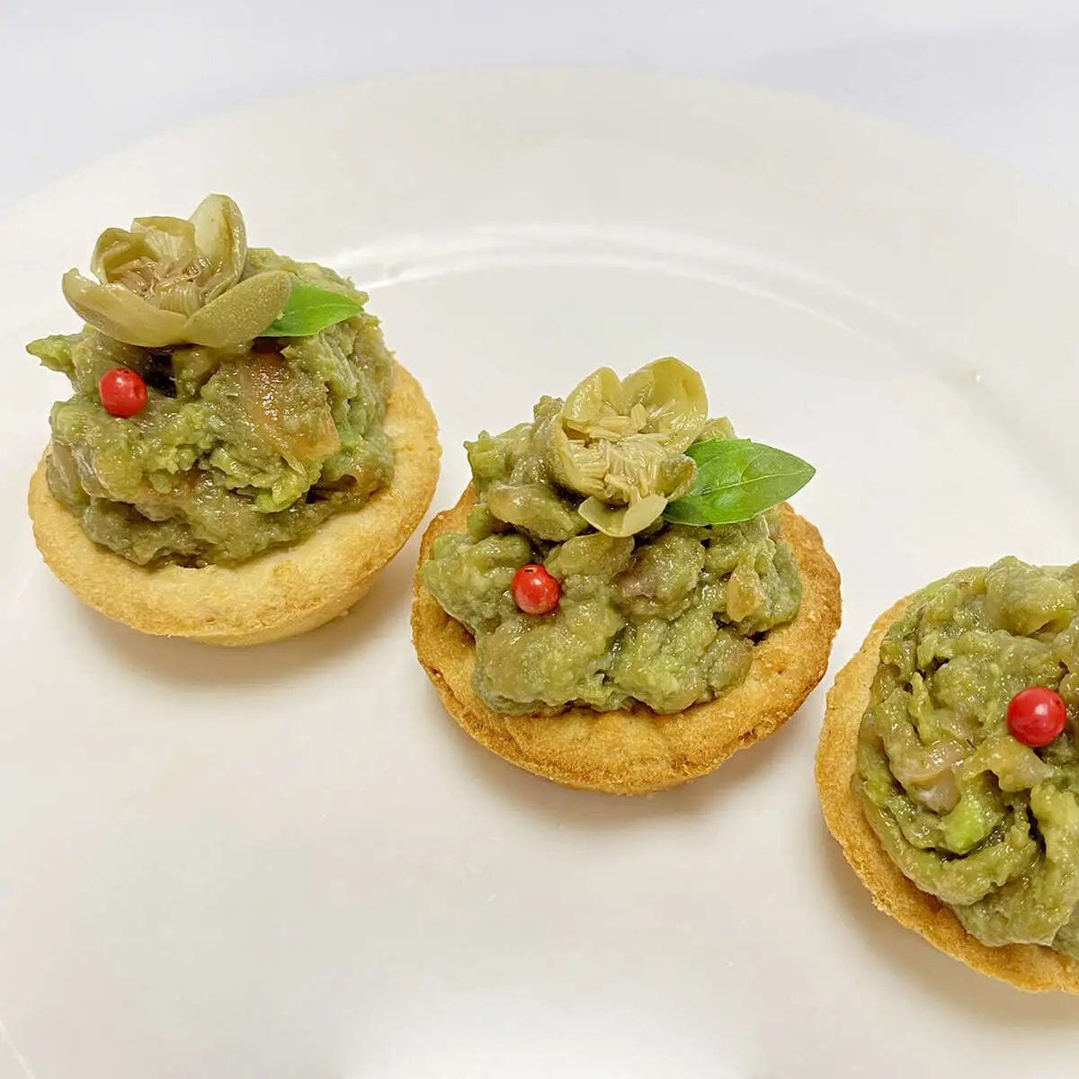 Тарталетка с семгой и муссом из авокадо