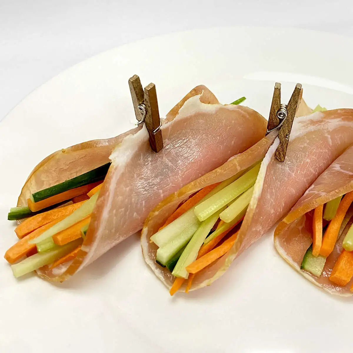 Мясные рулетики со свежими овощами