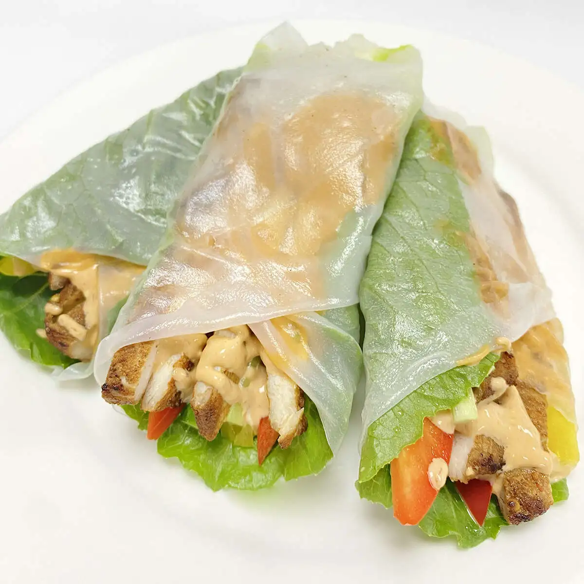 Спринг-роллы с курицей и овощами с острым соусом