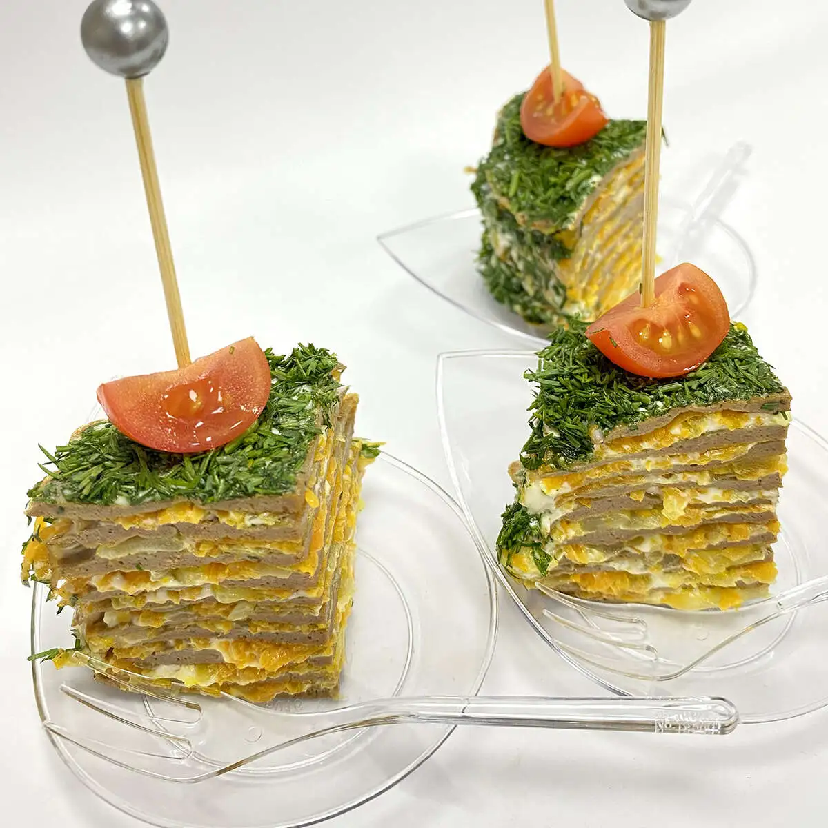 Тарт из печени с соусом Тар-тар на тосте