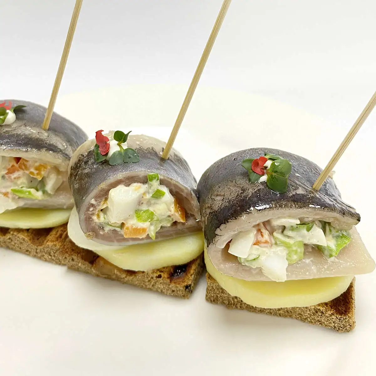 Рольмопсы из сельди с морковью и луком