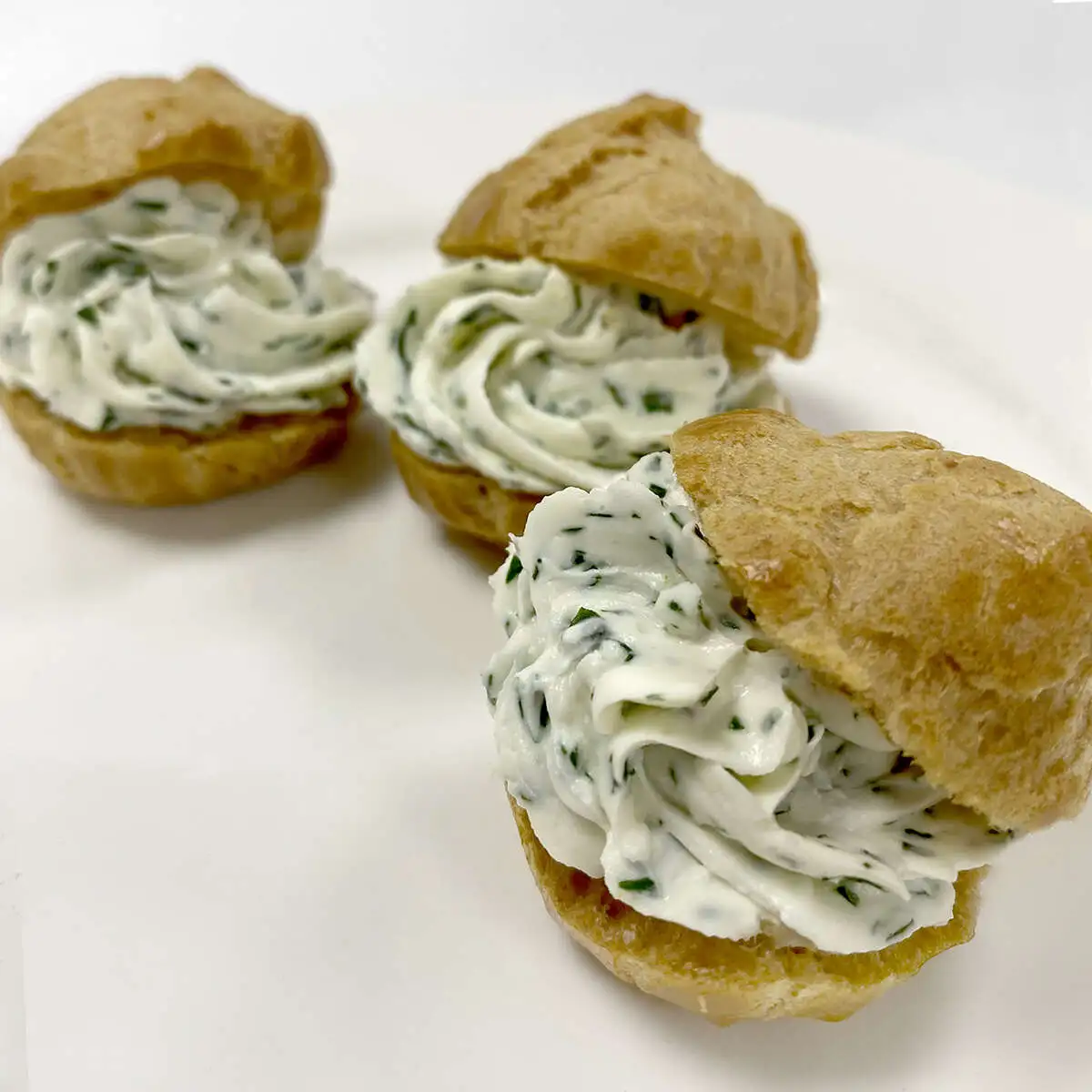 Профитроли с брынзой и зеленью