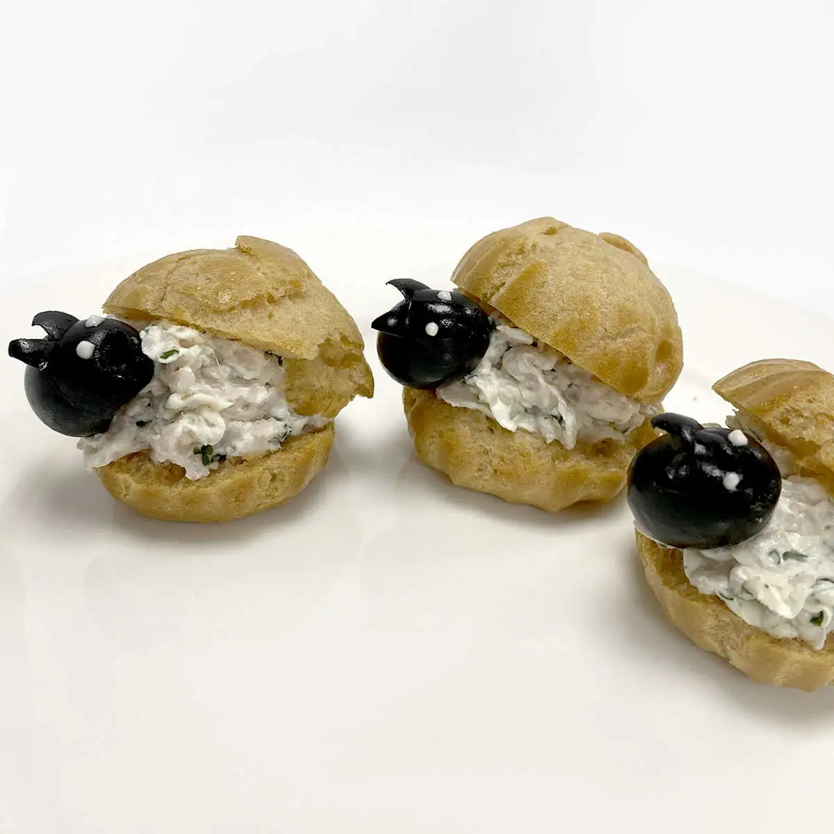 Профитроли с муссом из ветчины и сыра