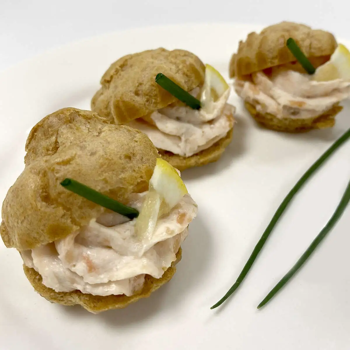 Профитроли с муссом из лосося