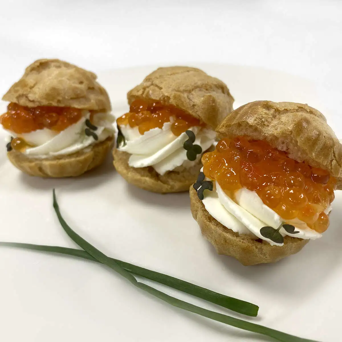 Профитроли с творожным сыром и красной икрой