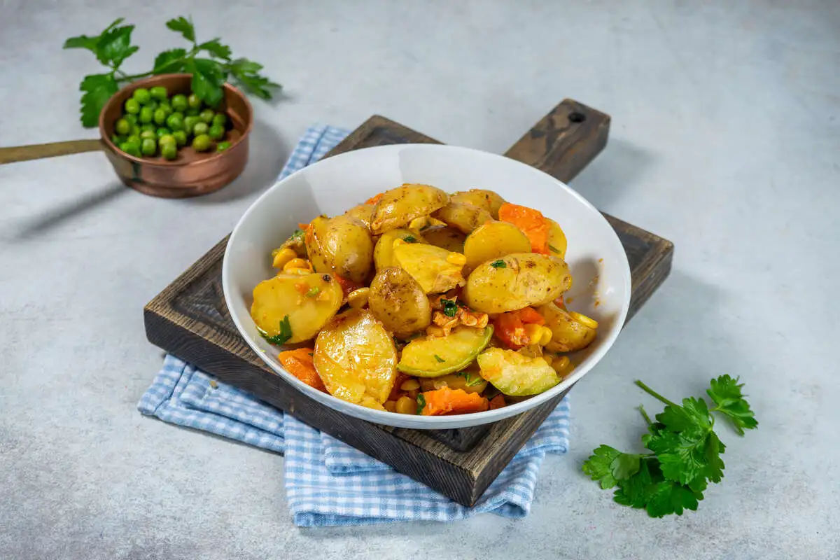 Картофель с овощами 