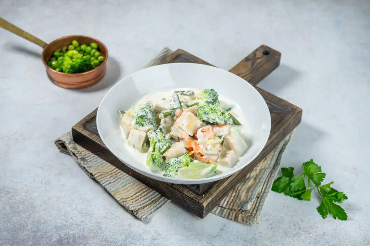 Курица с брокколи под сливочным соусом 