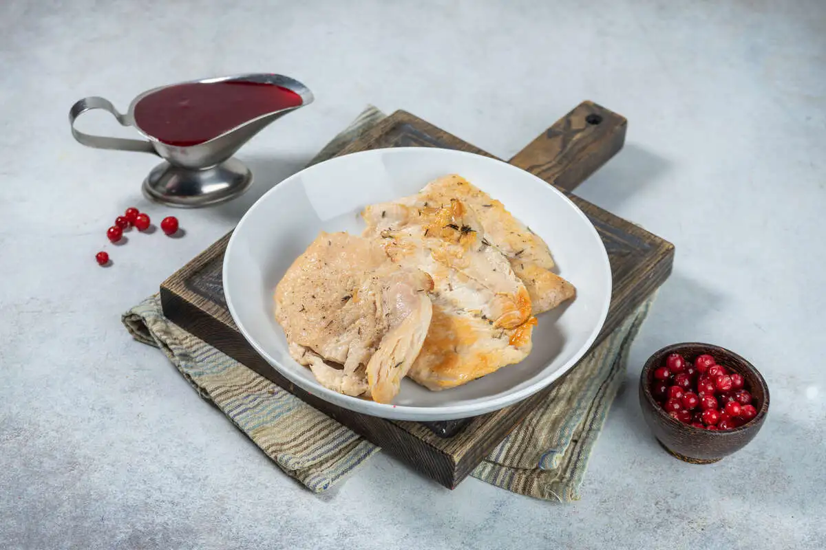 Медальоны из индейки с брусничным соусом 