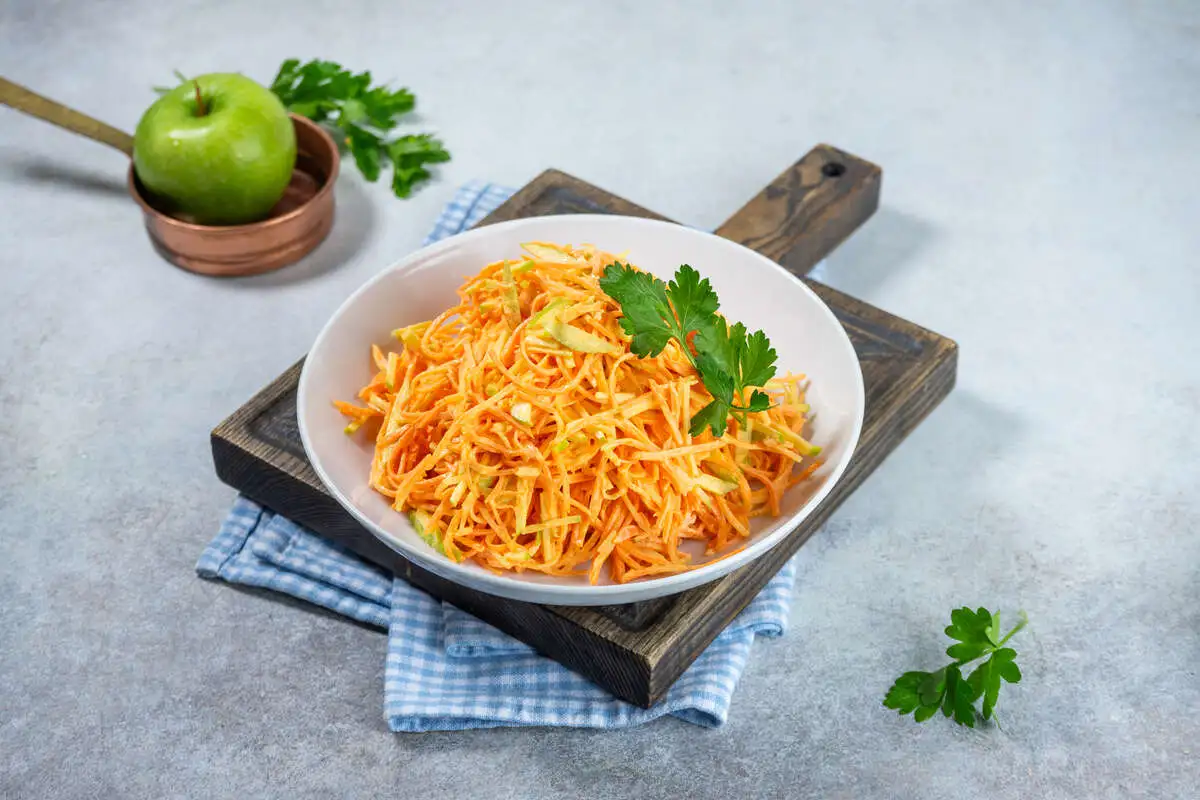Салат из моркови с яблоком 
