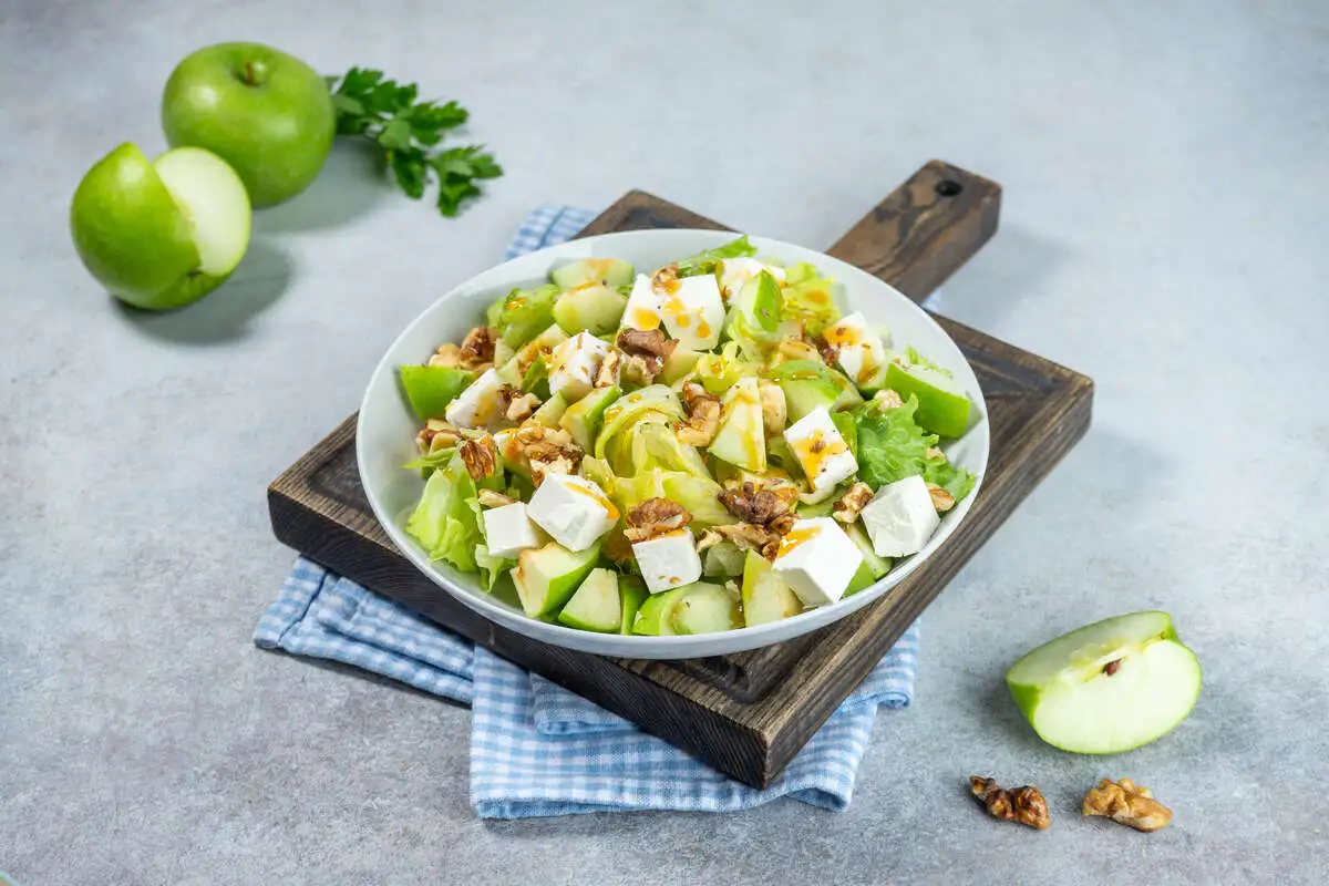 Салат с яблоком, орехами и фетой 