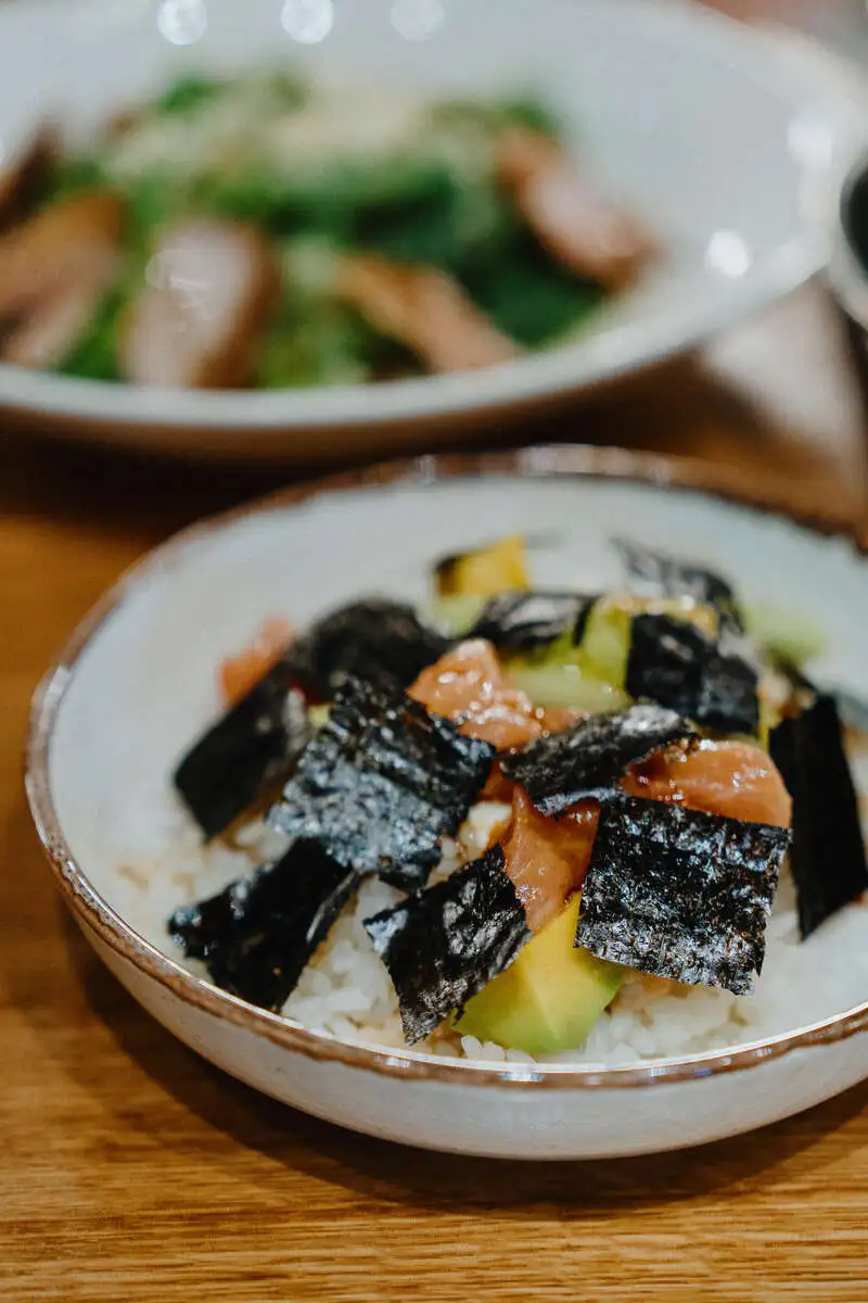 Поке с лососем и сыром - ланч