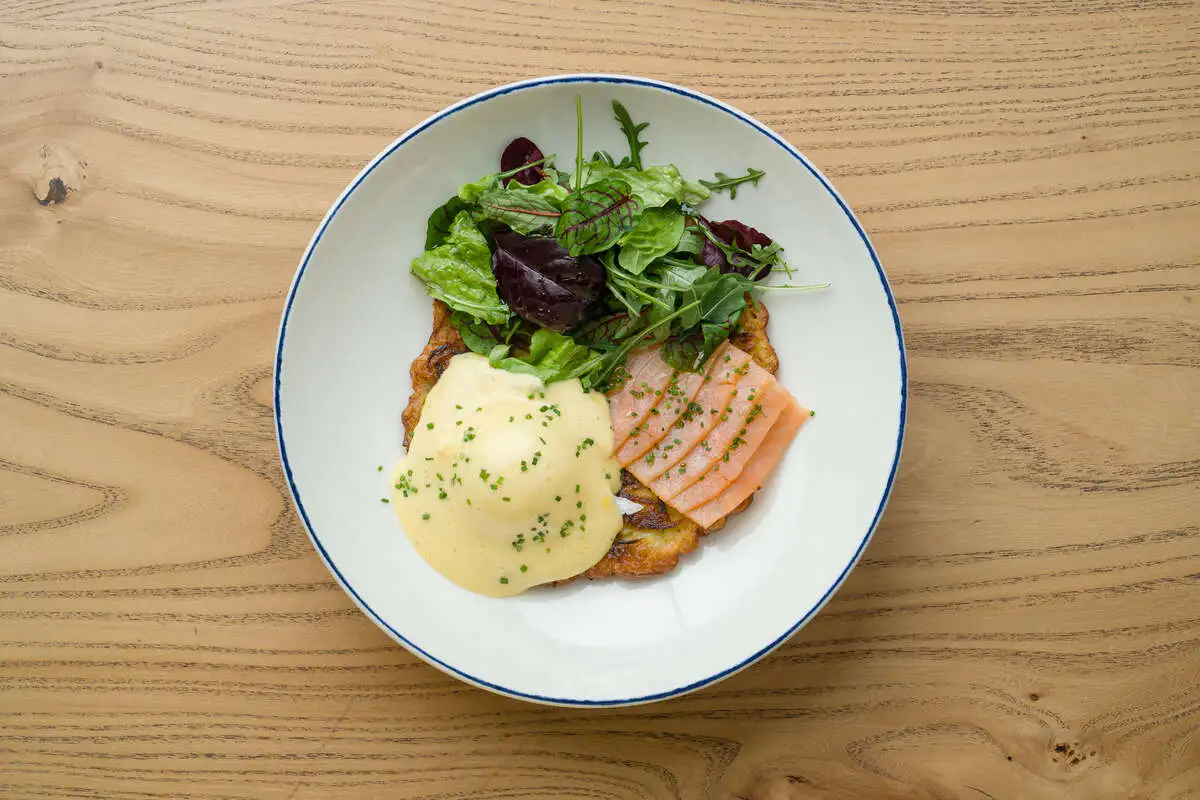 Драник с яйцом пашот, лососем, голландским муссом