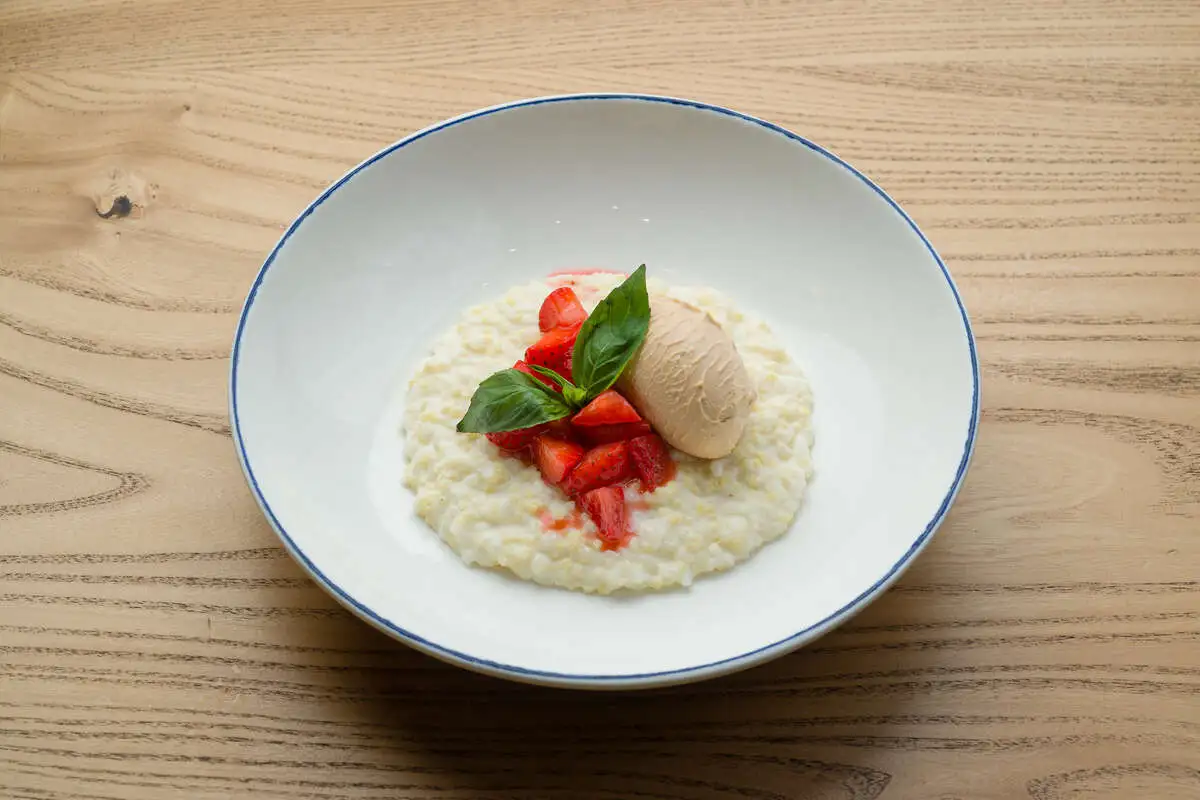 Каша с кремом из рикотты и клубничным пюре