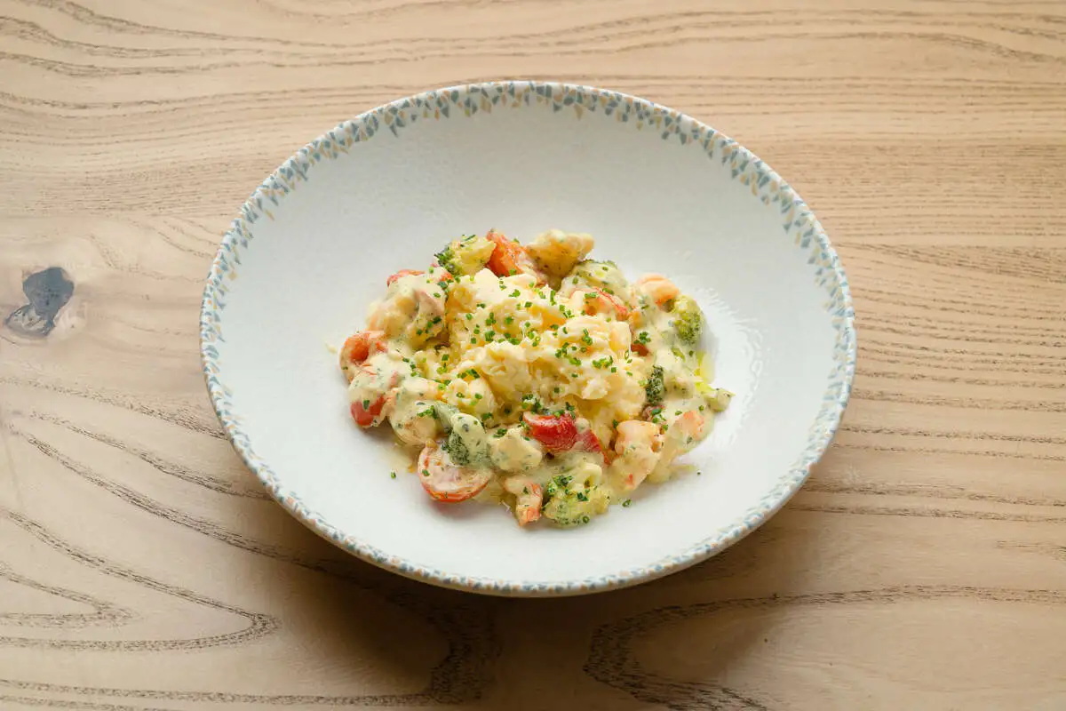 Скрэмбл с креветками и овощами