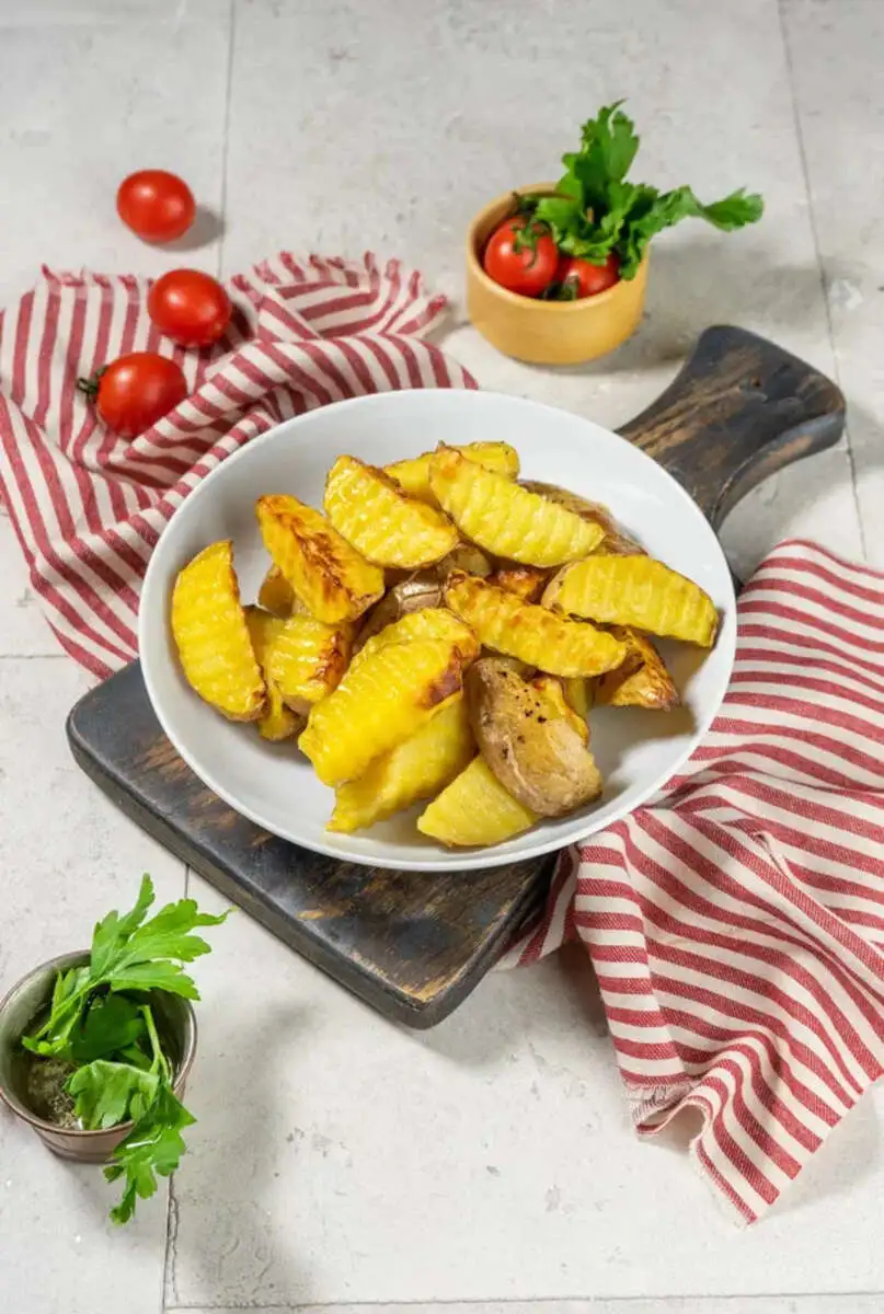 Картофель запеченный из печи с паприкой и чесноком 