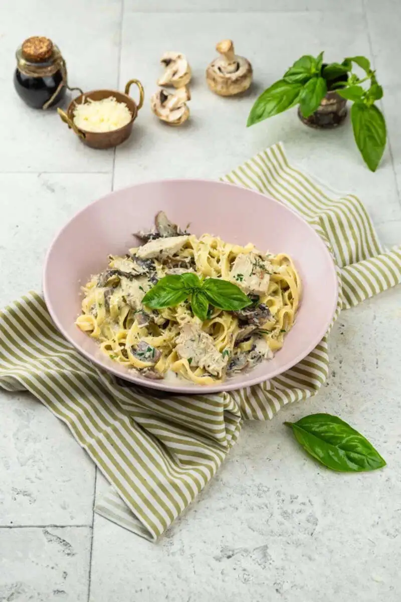 Паста с курицей и грибами 