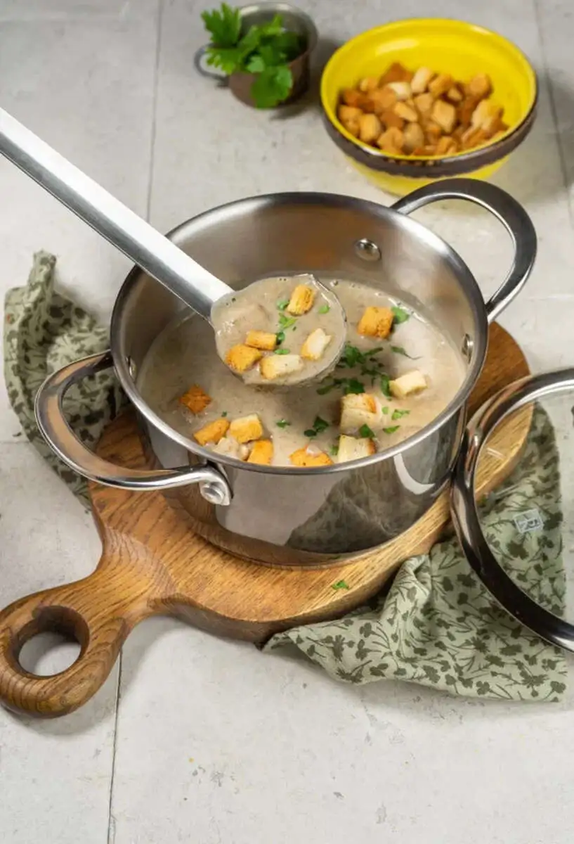 Крем суп грибной из шампиньонов с гренками 