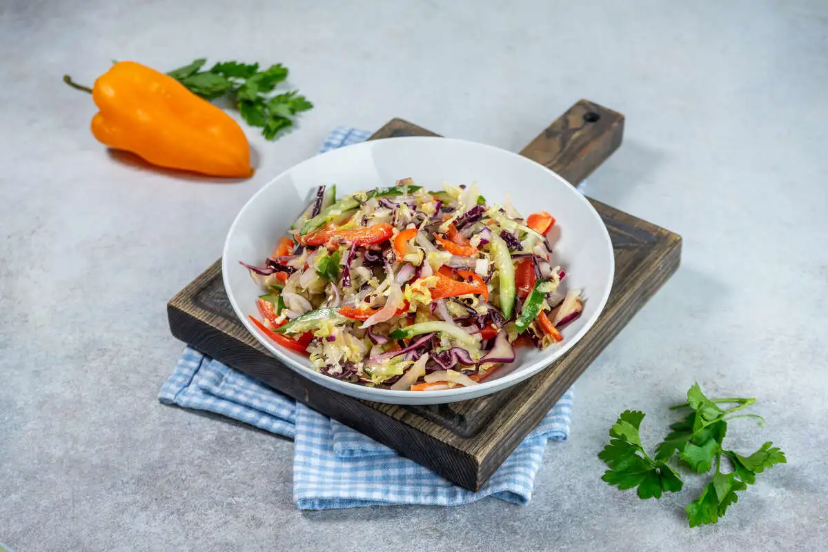 Салат из свежих овощей и красной капусты 