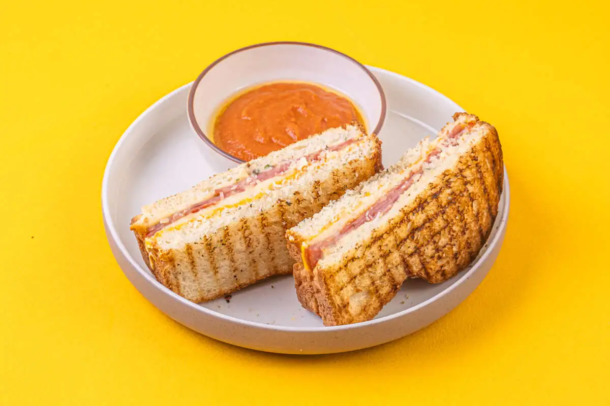 Панини с сыром и ветчиной с томатно-перечным соусом